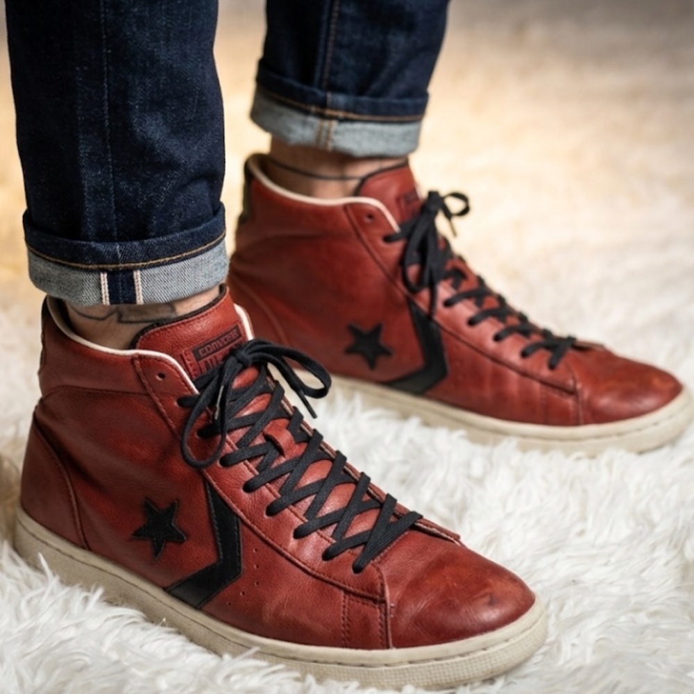 Converse Men's Converse John Varvatos Pro Leather Mid en color burdeos.